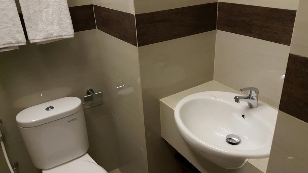 Biz Hotel City Center Ambon Esterno foto