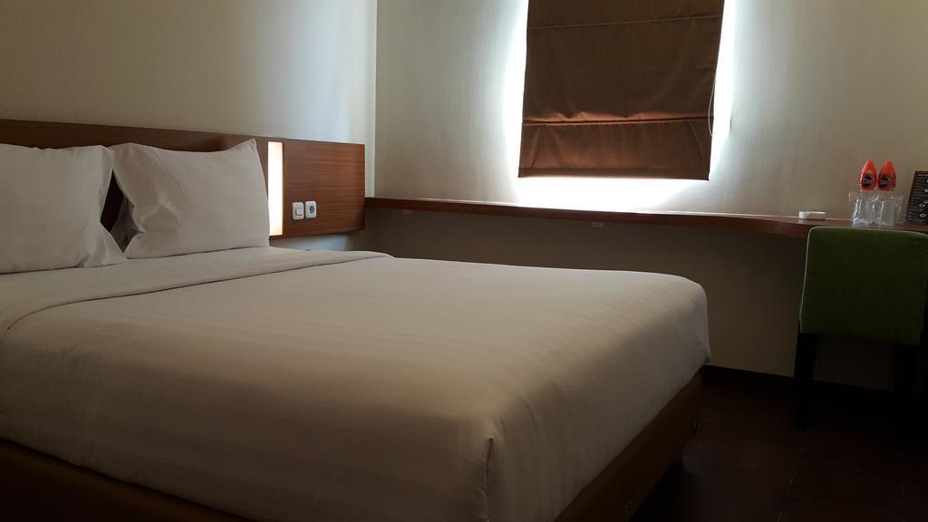 Biz Hotel City Center Ambon Esterno foto