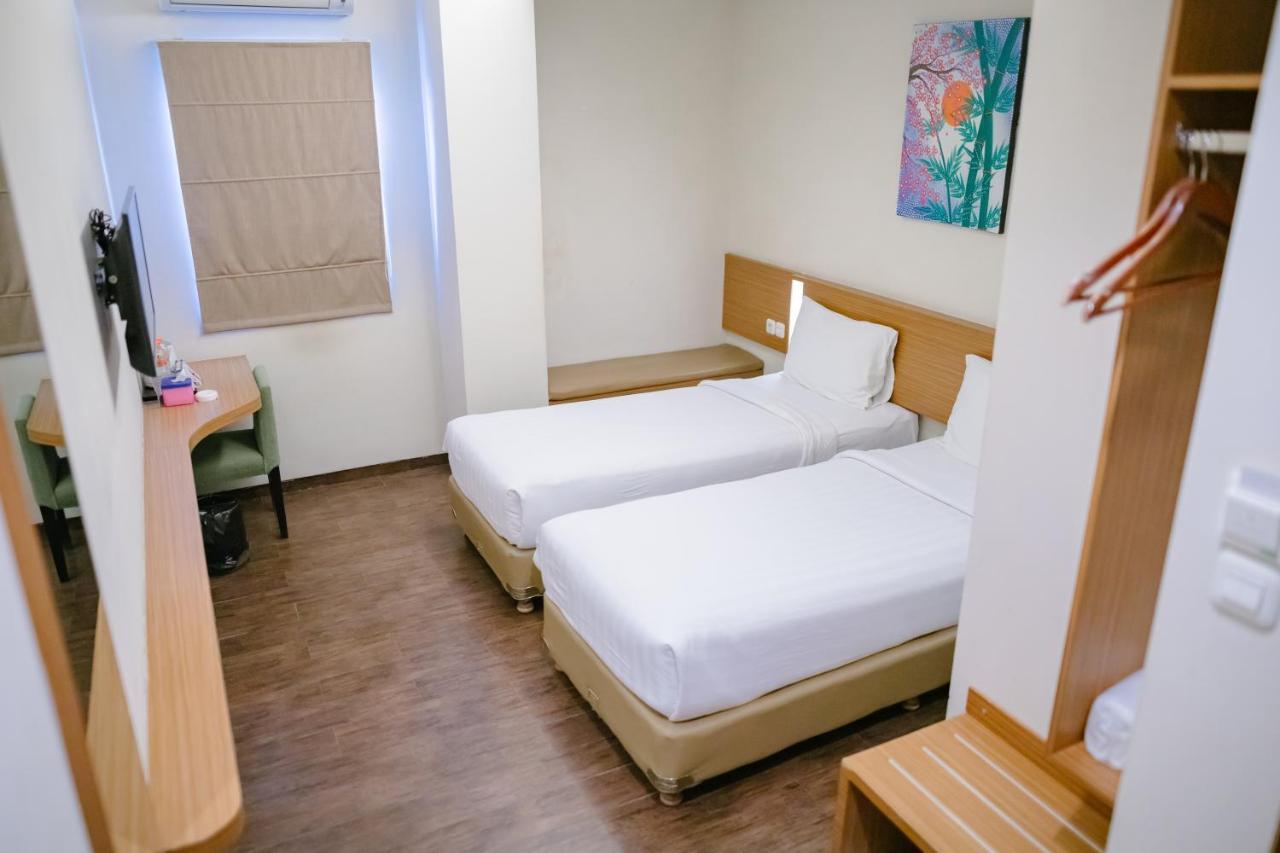 Biz Hotel City Center Ambon Esterno foto