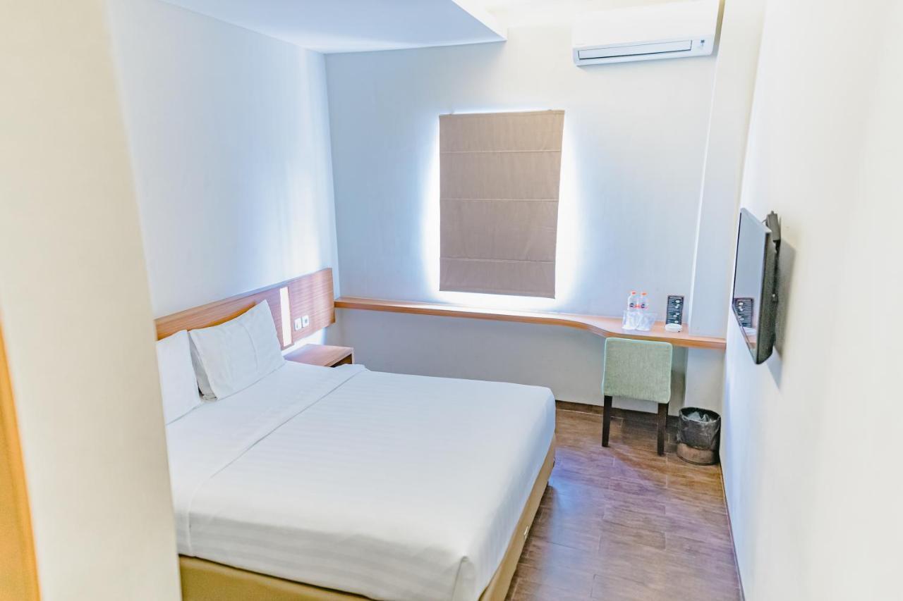 Biz Hotel City Center Ambon Esterno foto
