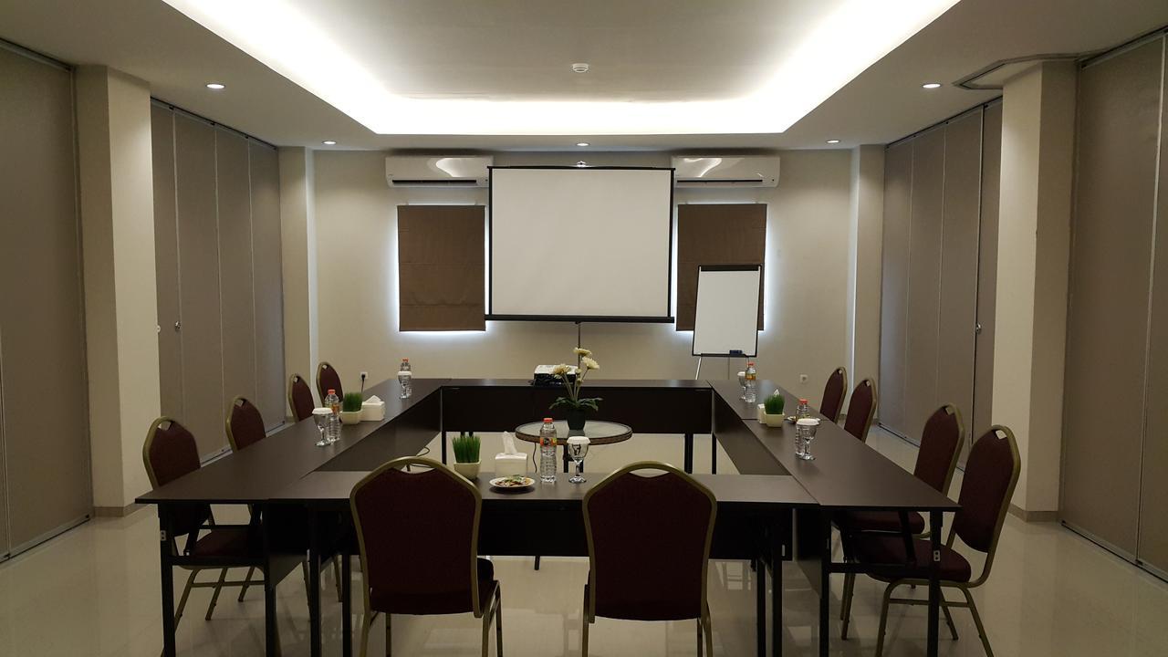 Biz Hotel City Center Ambon Esterno foto