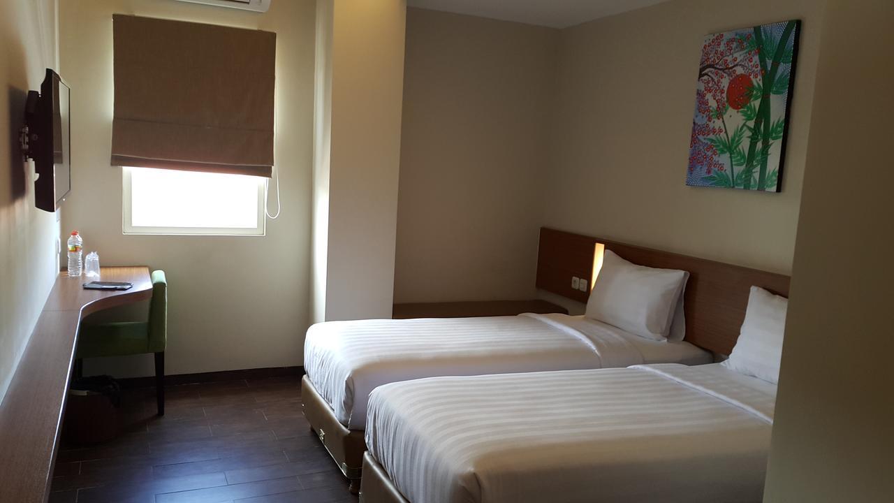 Biz Hotel City Center Ambon Esterno foto