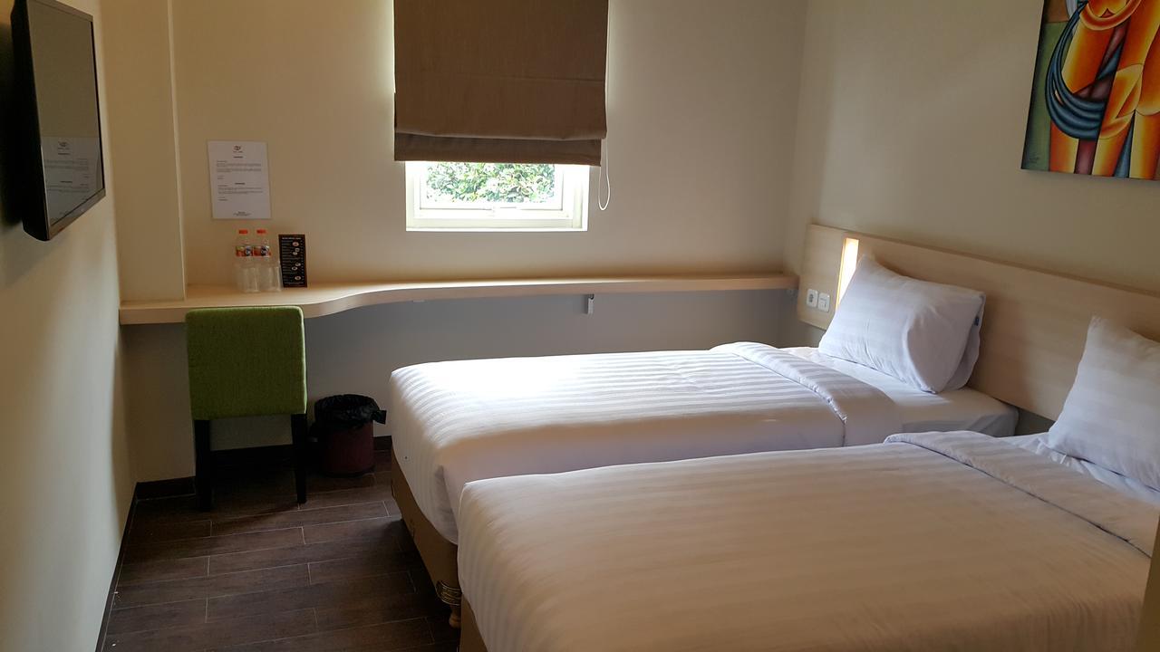 Biz Hotel City Center Ambon Esterno foto