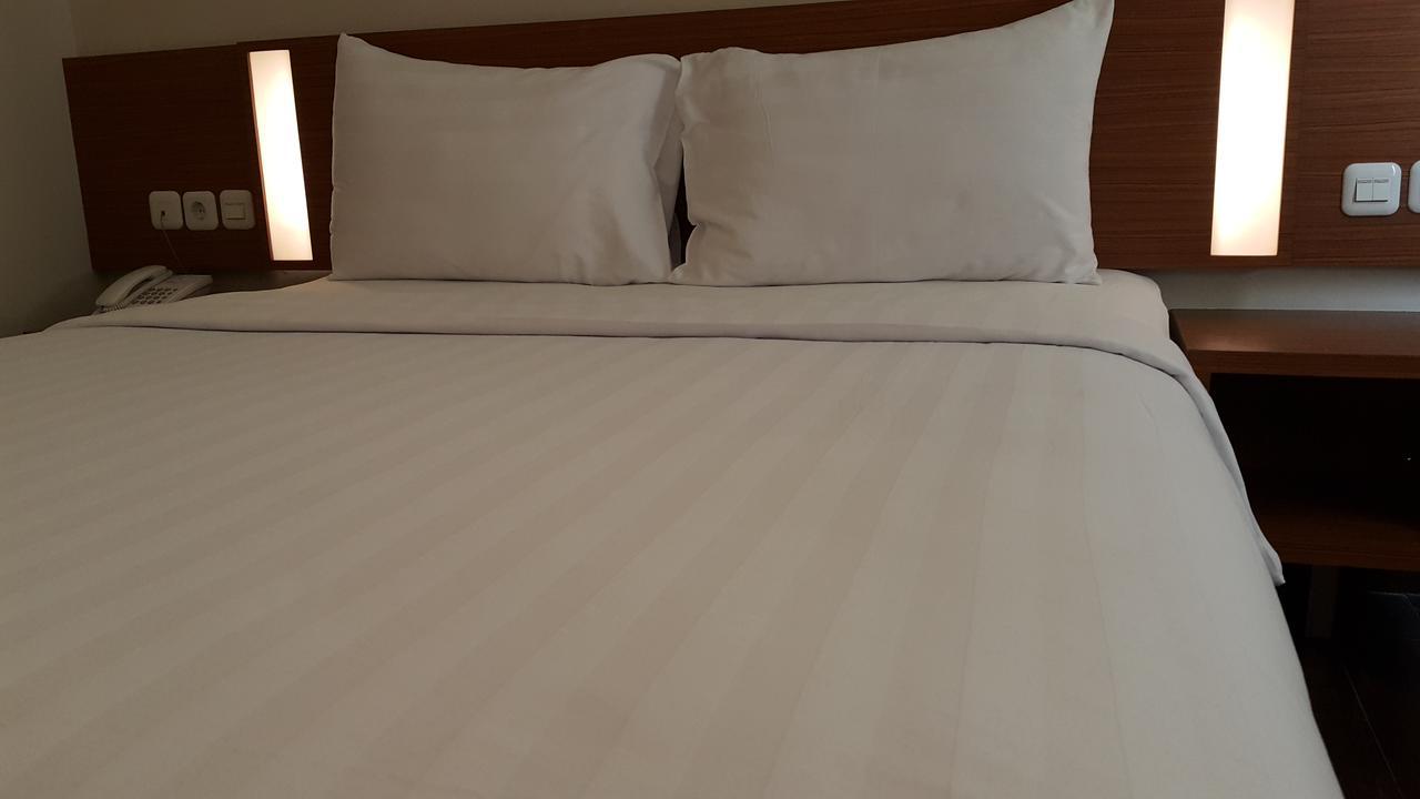 Biz Hotel City Center Ambon Esterno foto