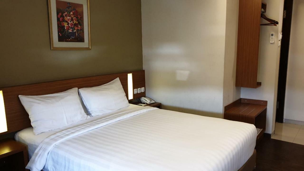 Biz Hotel City Center Ambon Esterno foto
