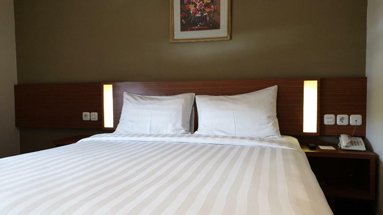 Biz Hotel City Center Ambon Esterno foto
