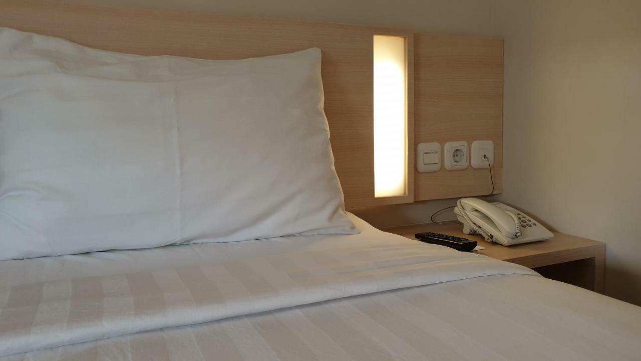Biz Hotel City Center Ambon Esterno foto
