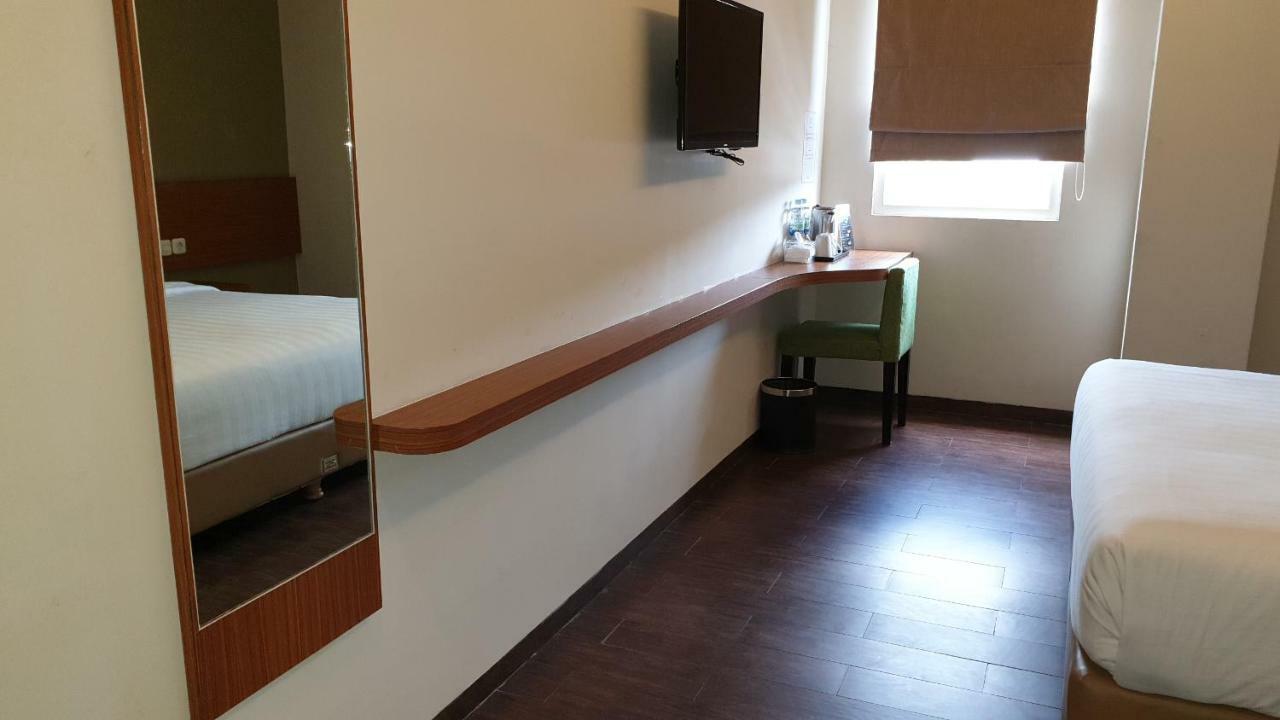 Biz Hotel City Center Ambon Esterno foto