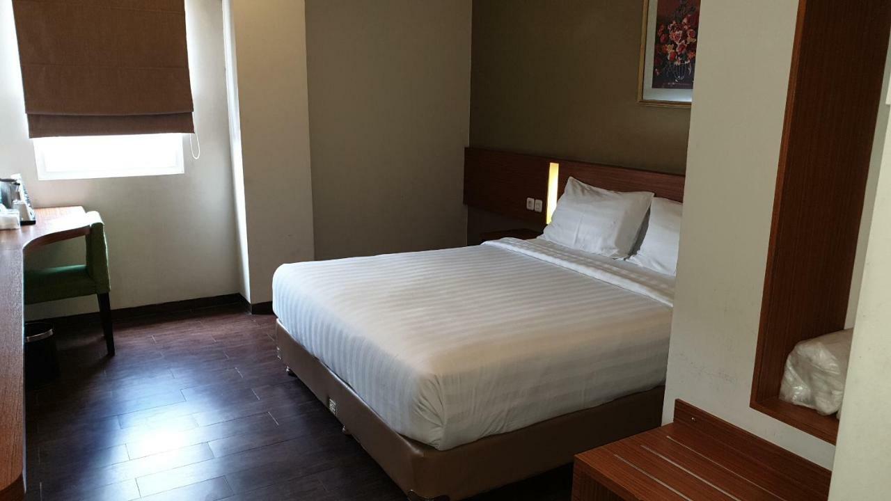 Biz Hotel City Center Ambon Esterno foto