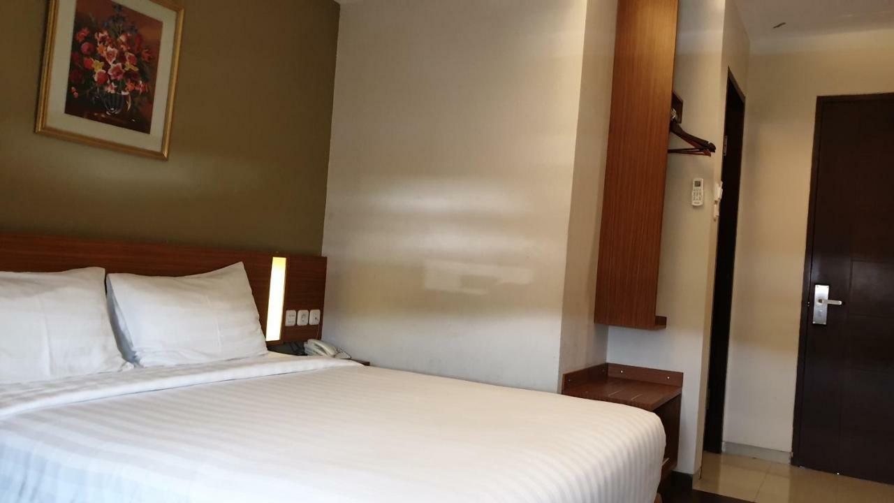 Biz Hotel City Center Ambon Esterno foto