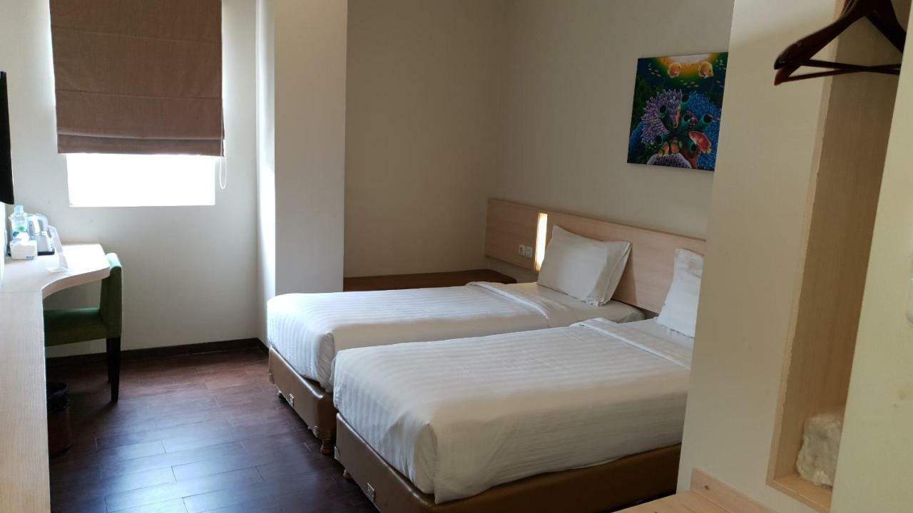 Biz Hotel City Center Ambon Esterno foto
